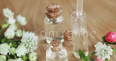 制作香气液体，香水，从玻璃瓶中取出精油吸管。